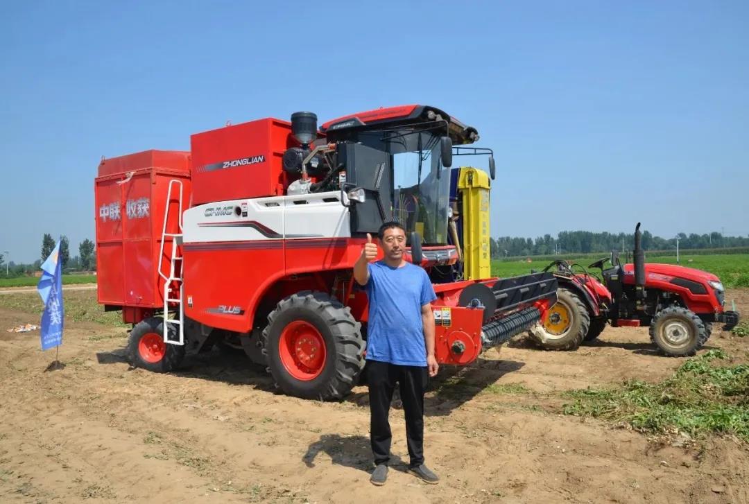 中聯(lián)收獲在石家莊花生生產(chǎn)農(nóng)機(jī)推廣田間日活動上大顯神威,用戶直接提兩臺一年作業(yè)兩千多畝